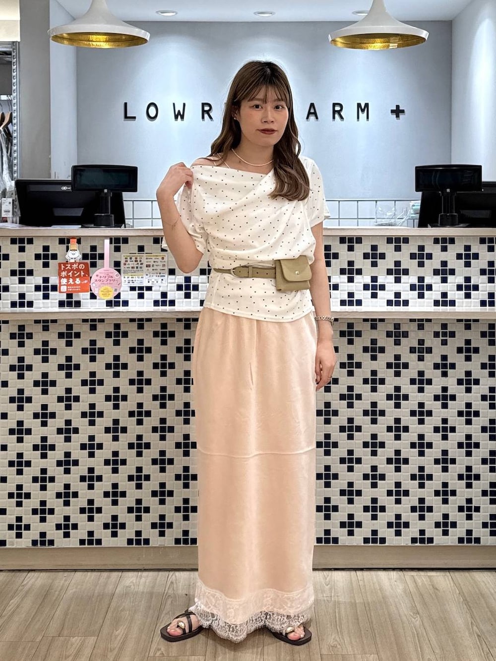 ベージュ系のTシャツ/カットソー、ブラウン系のサンダル、ピンク系のスカートを着用したレディースの夏コーディネートの4枚目の写真