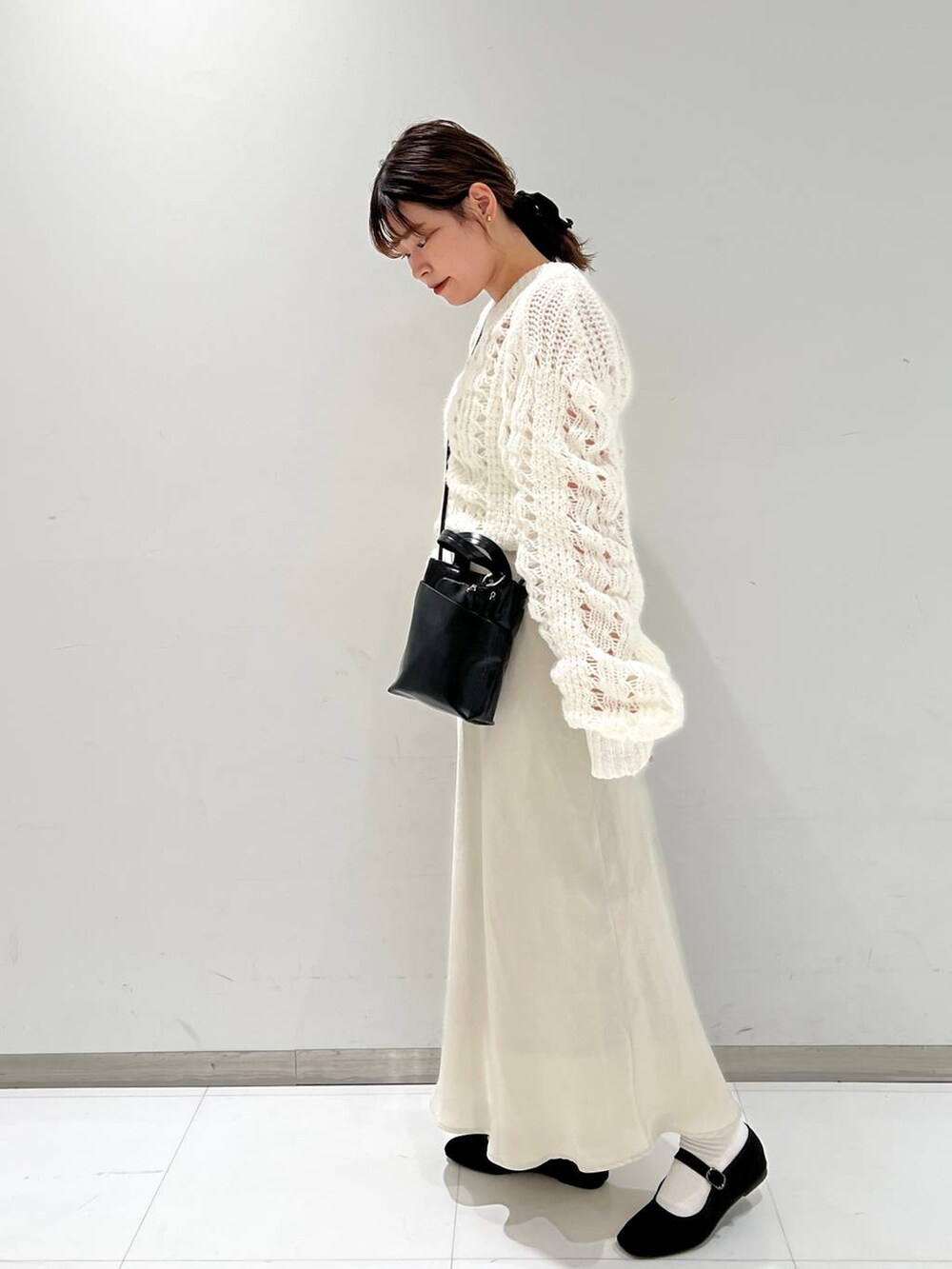 その他のパンプス、ホワイト系のニット/セーター、ブラック系のショルダーバッグを着用したレディースの秋コーディネートの3枚目の写真