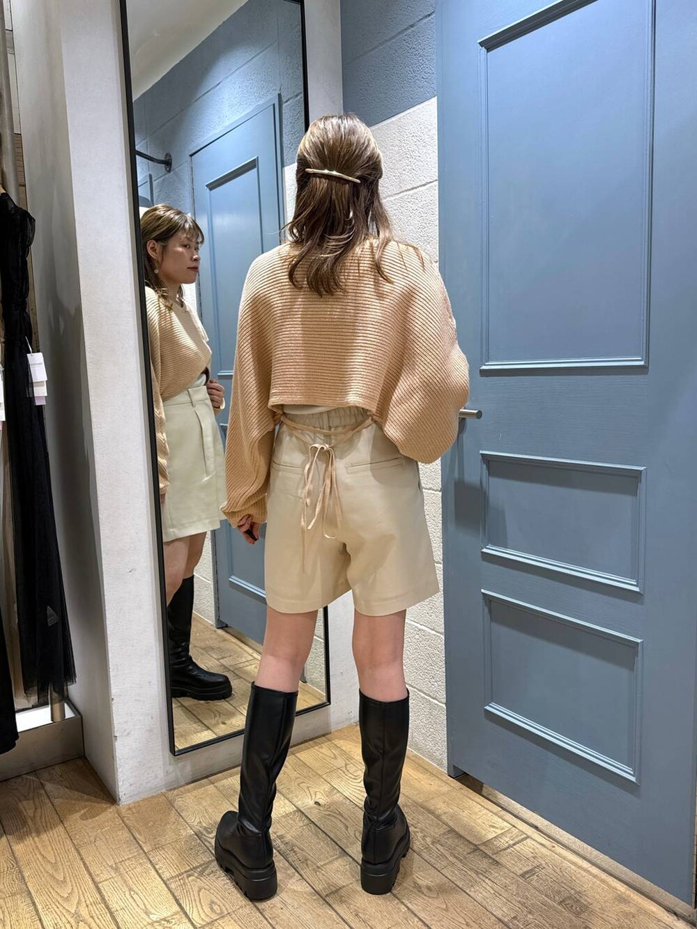 ブラック系のブーツ、ホワイト系のその他パンツ、ピンク系のニット/セーターを着用したレディースの秋コーディネートの3枚目の写真