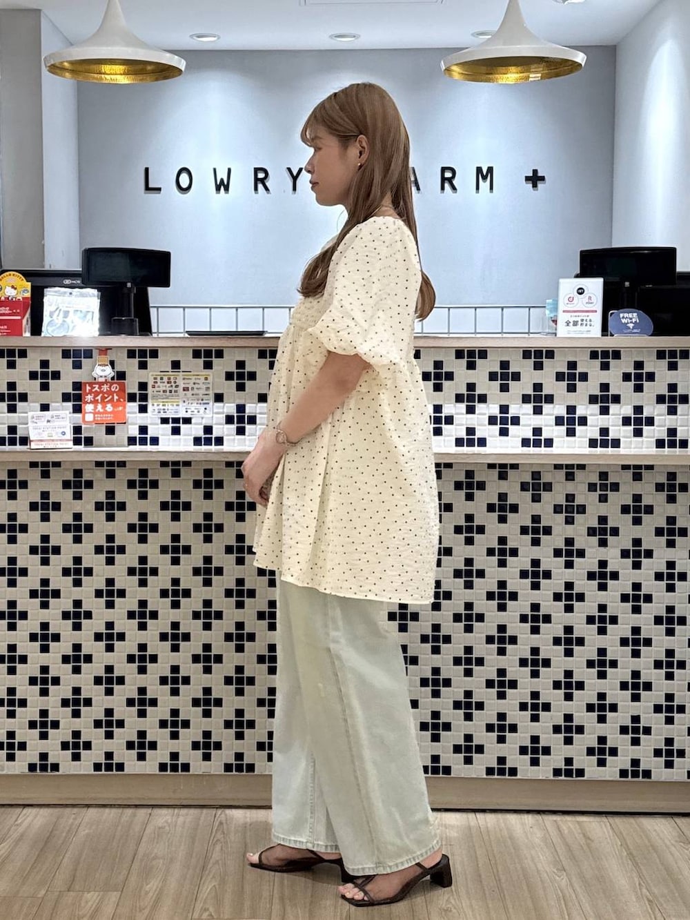 ブルー系のデニムパンツ、その他のシャツ/ブラウス、ブラウン系のサンダルを着用したレディースの夏コーディネートの3枚目の写真