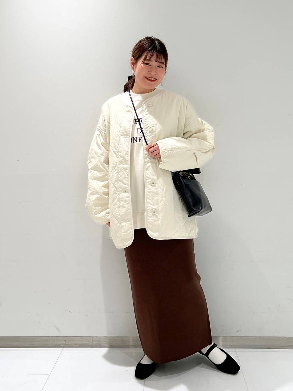 ホワイト系のブルゾン、ホワイト系のスウェット、その他のパンプスを着用したレディースの秋コーディネートの2枚目の写真