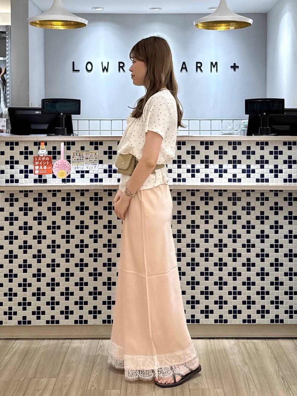 ベージュ系のTシャツ/カットソー、ブラウン系のサンダル、ピンク系のスカートを着用したレディースの夏コーディネートの5枚目の写真