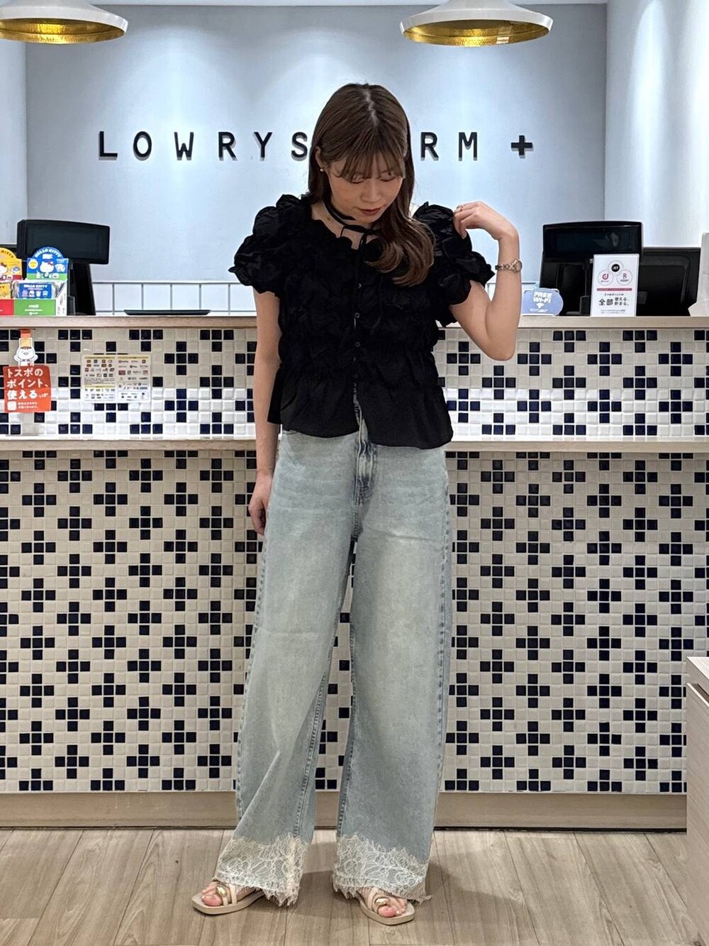 ブラック系のシャツ/ブラウス、ブルー系のデニムパンツ、ホワイト系のサンダルを着用したレディースの夏コーディネートの4枚目の写真