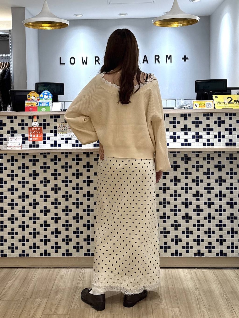 ブラウン系のローファー、ベージュ系のカーディガン/ボレロ、ホワイト系のスカートを着用したレディースの秋コーディネートの6枚目の写真