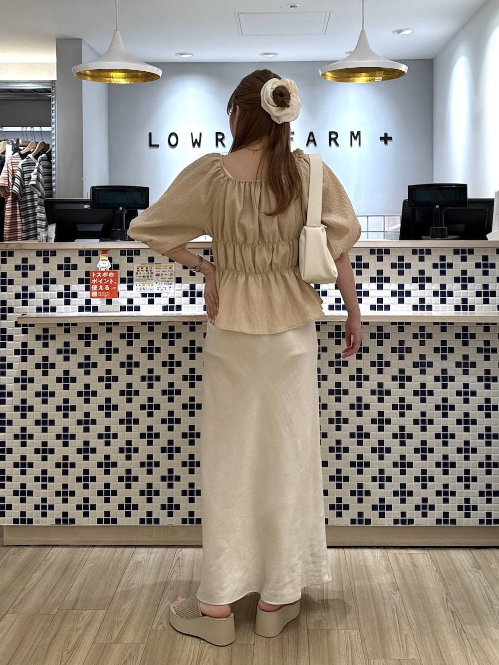ホワイト系のスカート、ホワイト系のサンダル、ホワイト系のショルダーバッグを着用したレディースの夏コーディネートの5枚目の写真