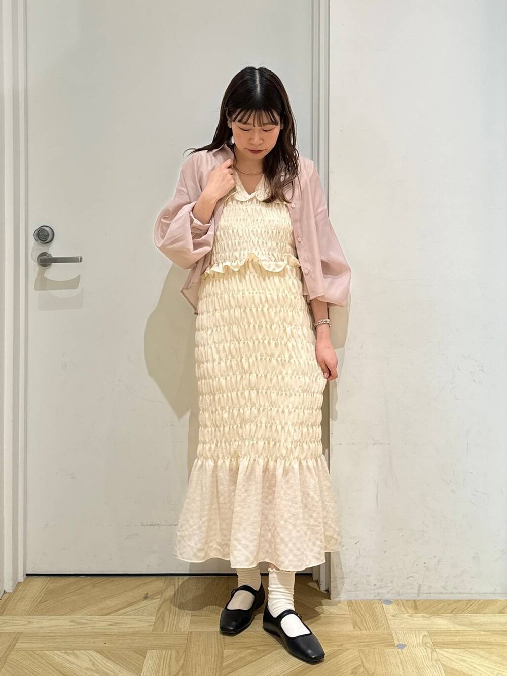 ブラック系のバレエシューズ、ピンク系のシャツ/ブラウス、ベージュ系のワンピースを着用したレディースの春コーディネートの3枚目の写真