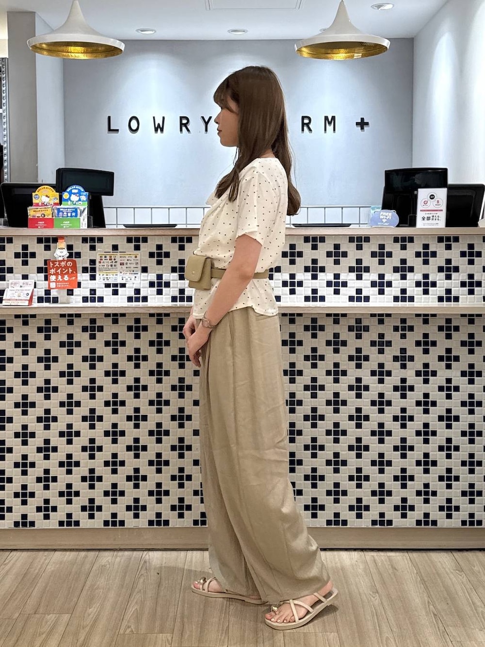 ベージュ系のTシャツ/カットソー、ホワイト系のサンダル、ベージュ系のその他パンツを着用したレディースの夏コーディネートの4枚目の写真