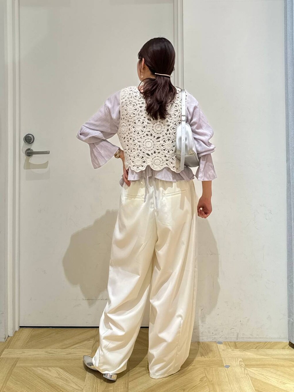 シルバー系のトートバッグ、シルバー系のパンプス、パープル系のシャツ/ブラウスを着用したレディースの春コーディネートの4枚目の写真