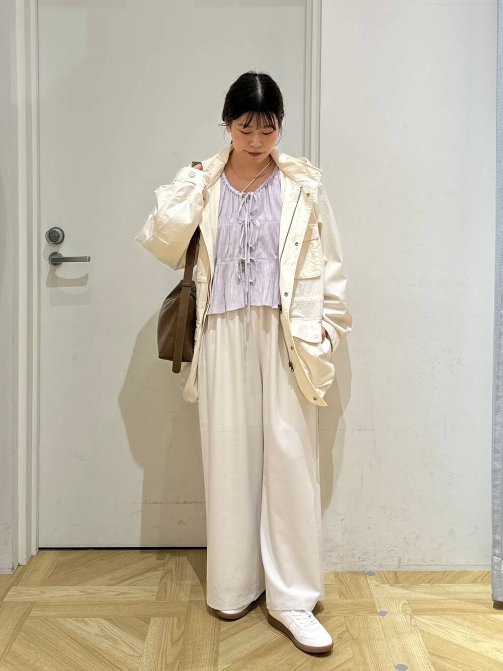 ホワイト系のその他パンツ、ホワイト系のブルゾン、ホワイト系のスニーカーを着用したレディースの春コーディネートの3枚目の写真