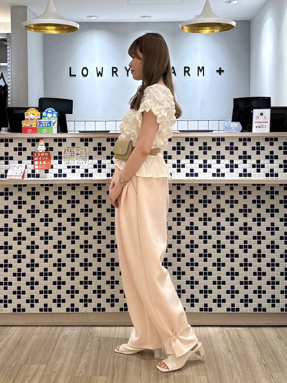 ピンク系のスウェットパンツ、ホワイト系のシャツ/ブラウス、ホワイト系のサンダルを着用したレディースの夏コーディネートの3枚目の写真