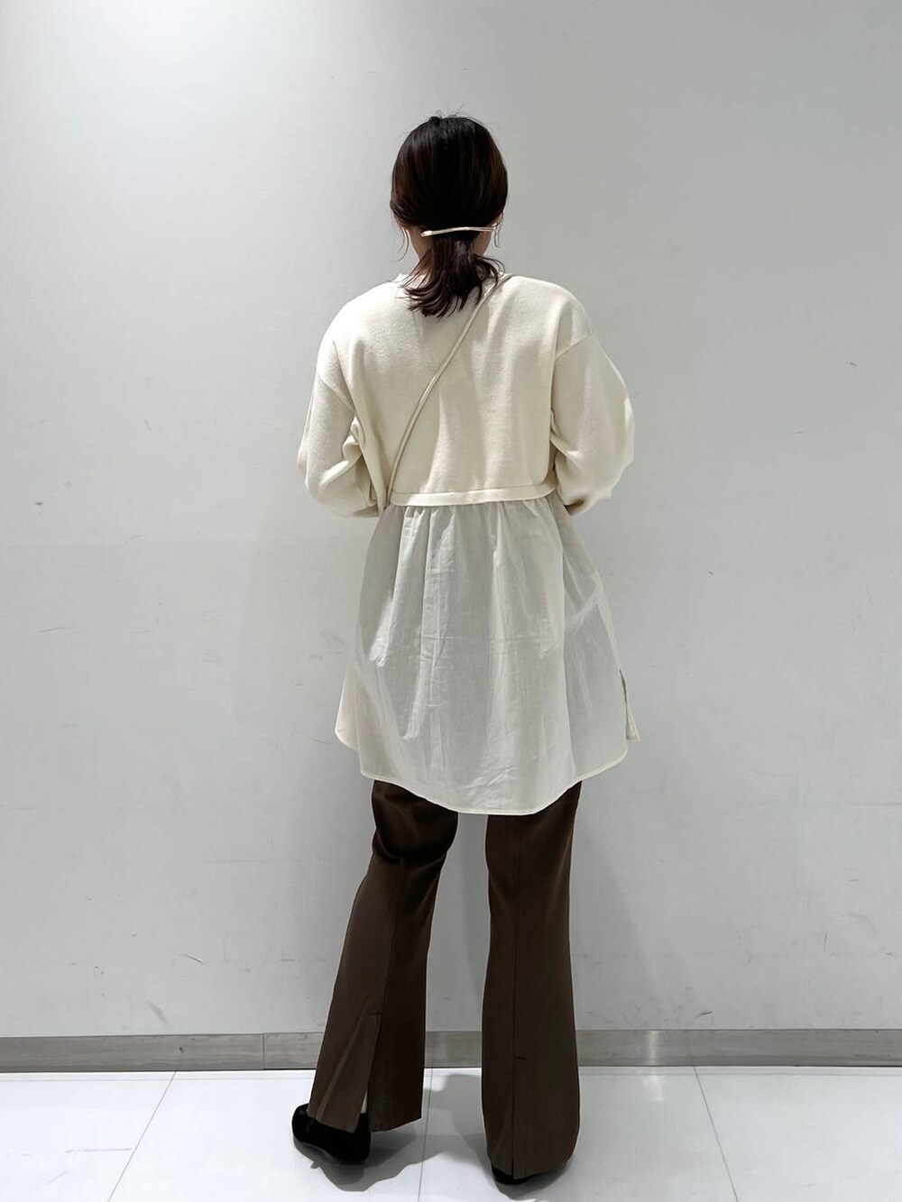 その他のパンプス、ホワイト系のショルダーバッグ、ホワイト系のニット/セーターを着用したレディースの秋コーディネートの4枚目の写真