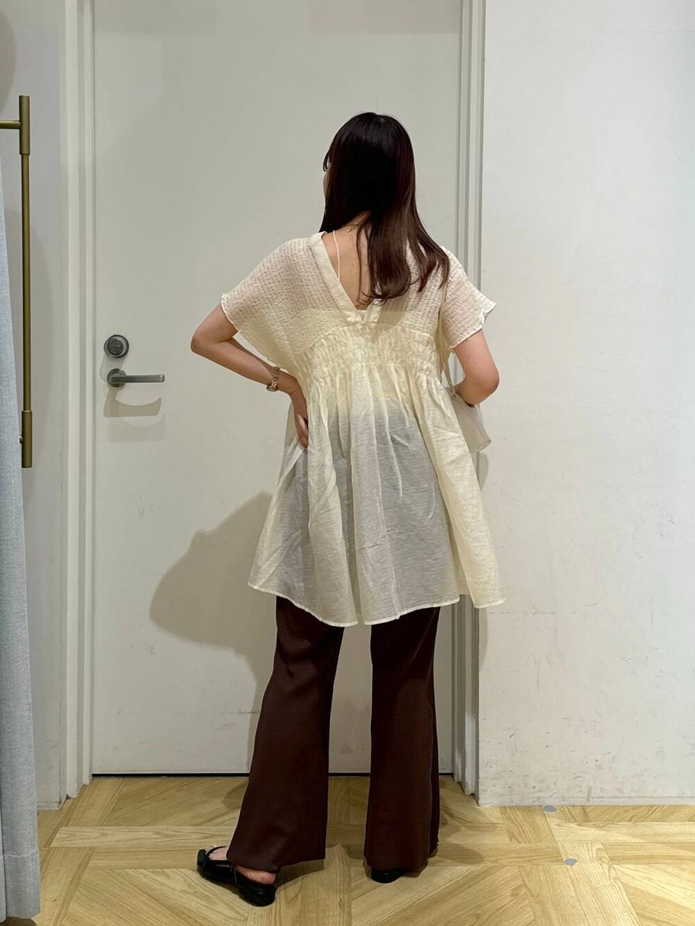 ブラック系のサンダル、ブラウン系のその他パンツ、ホワイト系のシャツ/ブラウスを着用したレディースの夏コーディネートの4枚目の写真