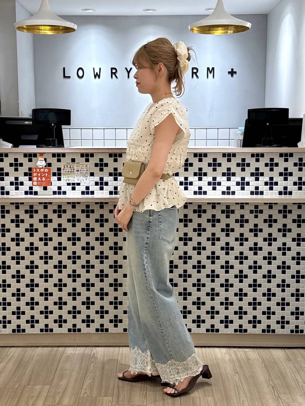 ブルー系のデニムパンツ、ブラウン系のサンダル、その他のシャツ/ブラウスを着用したレディースの夏コーディネートの4枚目の写真