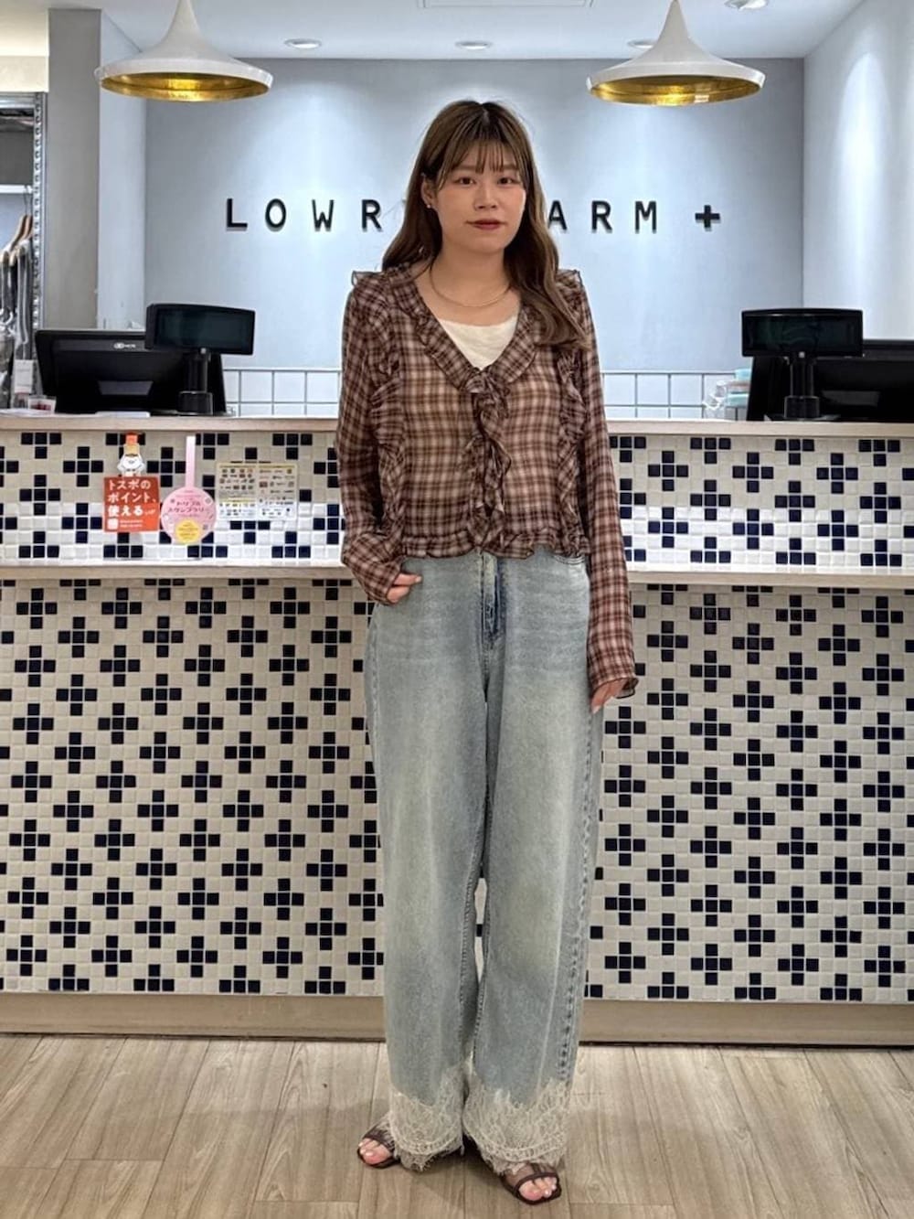 ブラウン系のシャツ/ブラウス、ブルー系のデニムパンツ、ブラウン系のサンダルを着用したレディースの夏コーディネートの3枚目の写真