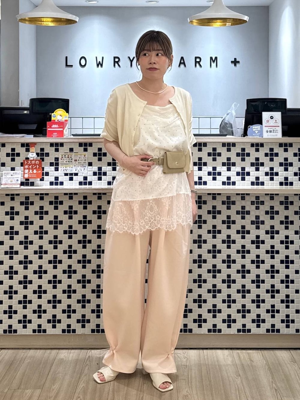 ピンク系のスウェットパンツ、ホワイト系のサンダル、ホワイト系のTシャツ/カットソーを着用したレディースの夏コーディネートの3枚目の写真