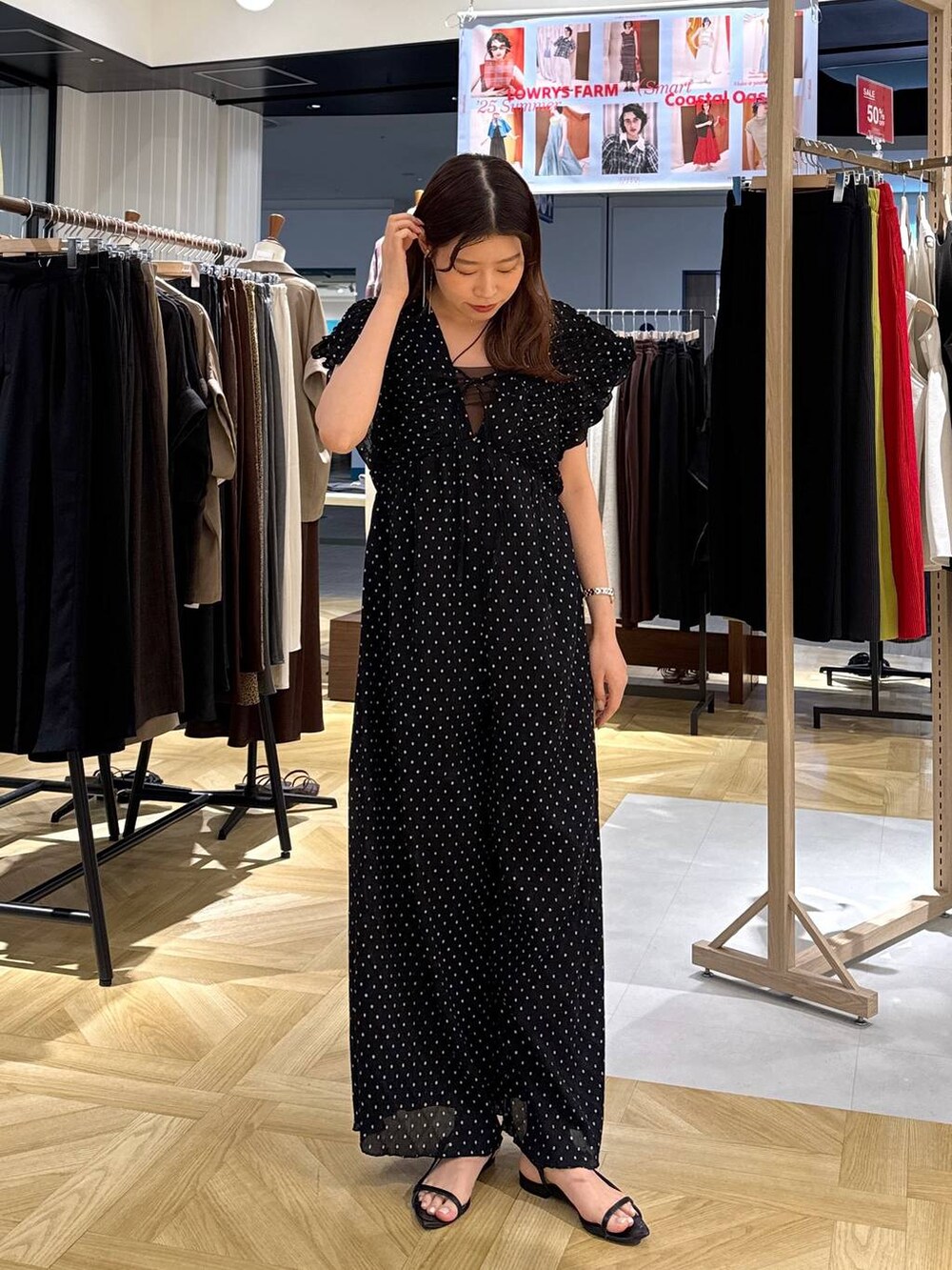 ブラック系のサンダル、その他のサロペット/オーバーオールを着用したレディースの夏コーディネートの2枚目の写真