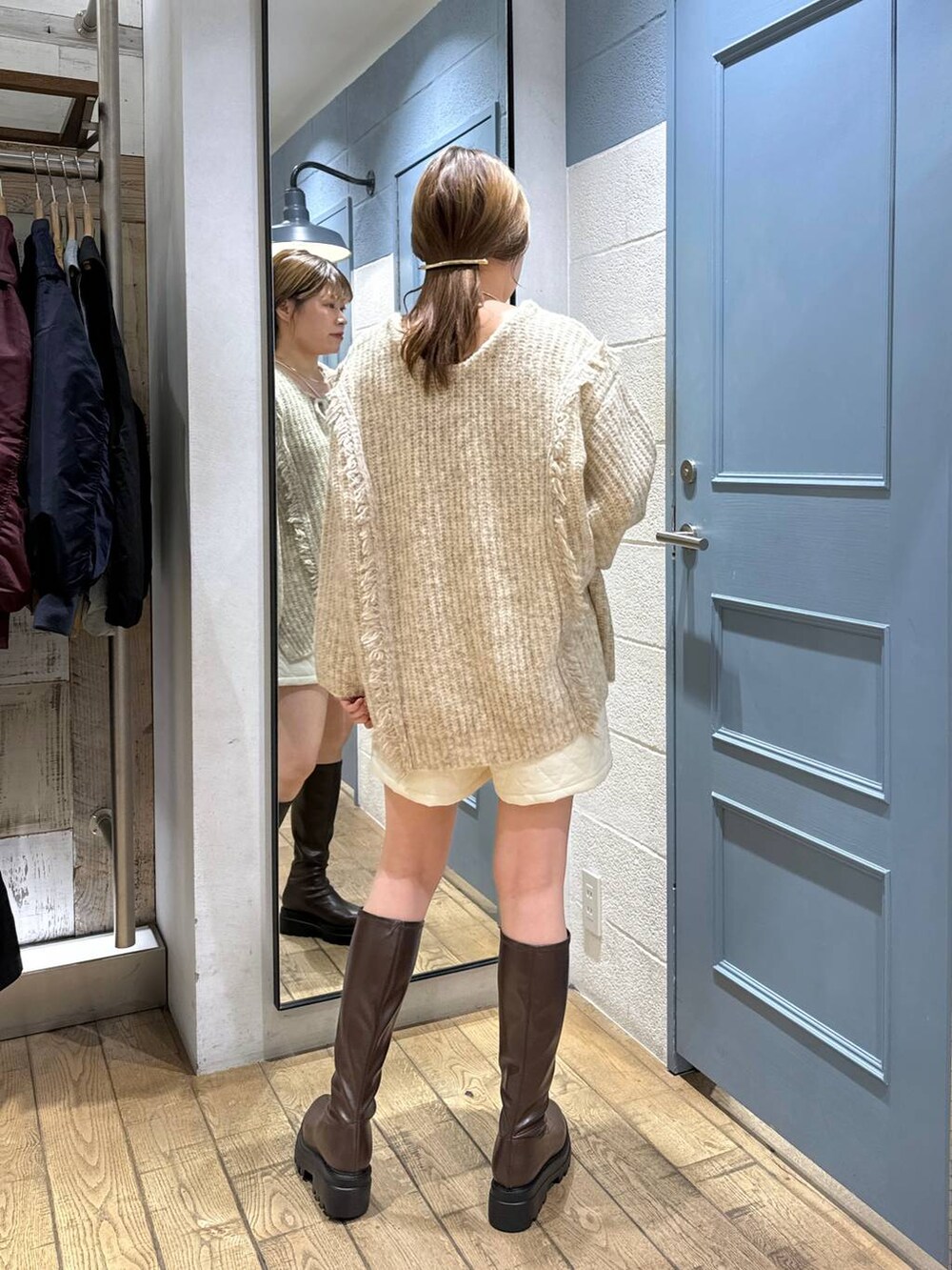 ホワイト系のニット/セーター、ホワイト系のその他パンツ、ホワイト系のキャミソールを着用したレディースの秋コーディネートの3枚目の写真