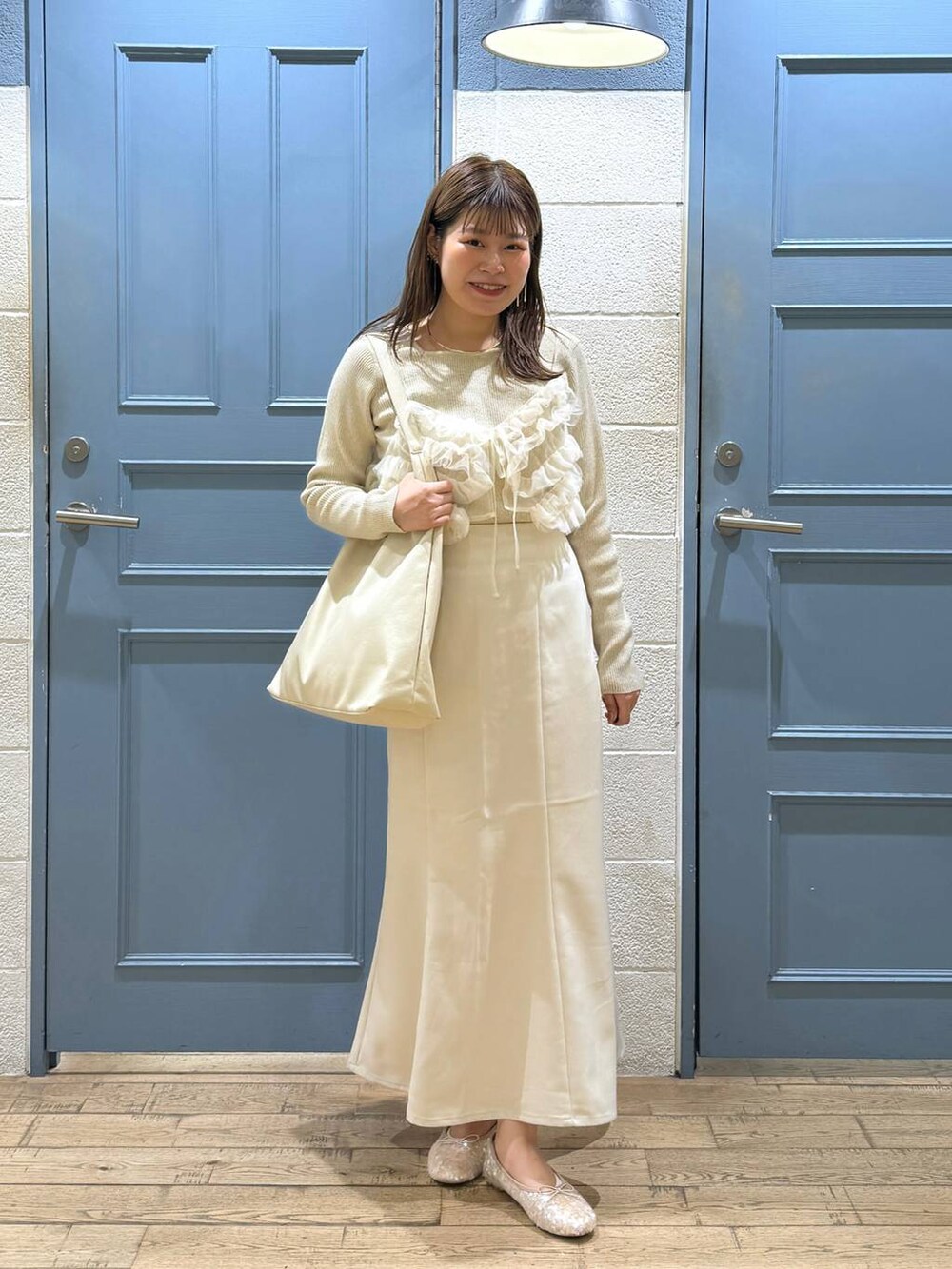 ホワイト系のショルダーバッグ、ホワイト系のバレエシューズ、ホワイト系のキャミソールを着用したレディースの秋コーディネートの2枚目の写真