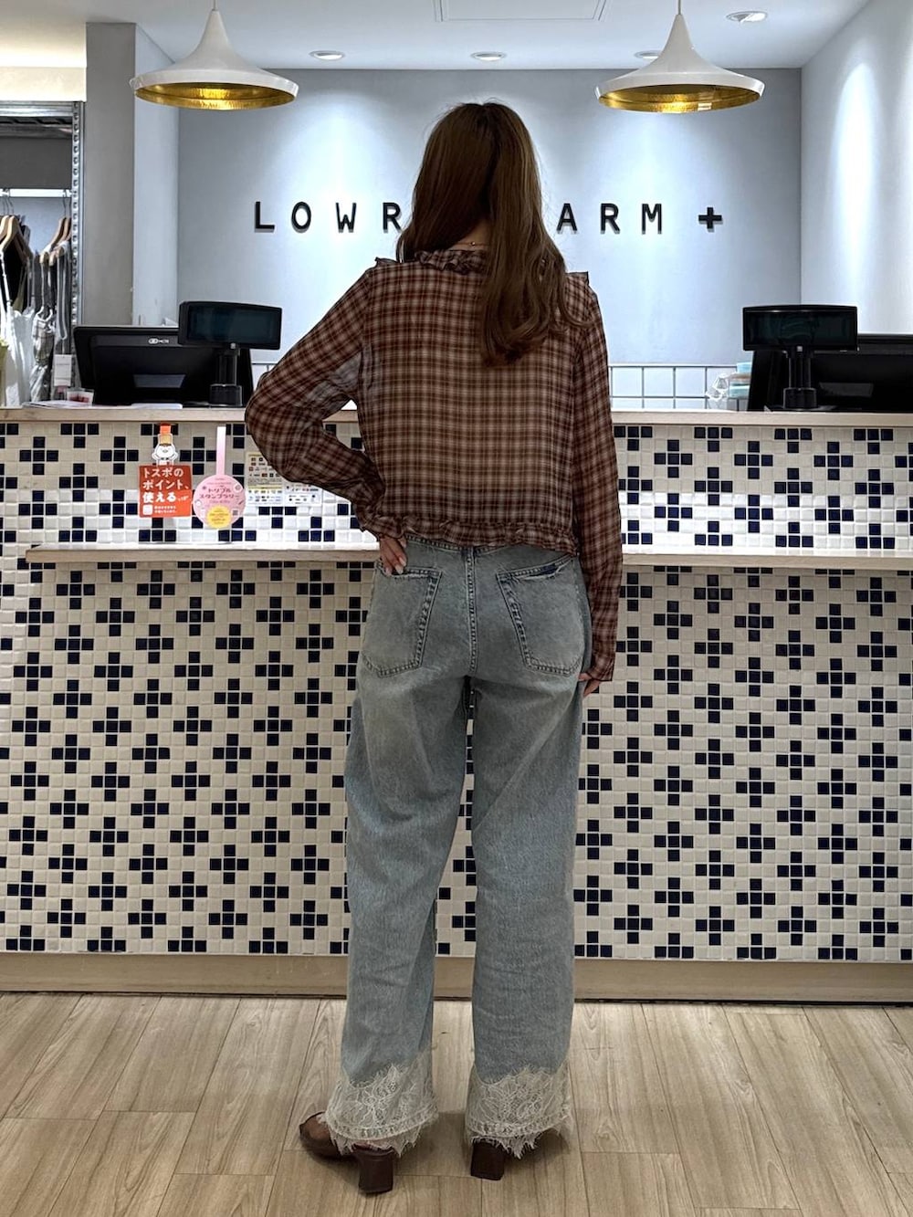 ブラウン系のシャツ/ブラウス、ブルー系のデニムパンツ、ブラウン系のサンダルを着用したレディースの夏コーディネートの6枚目の写真