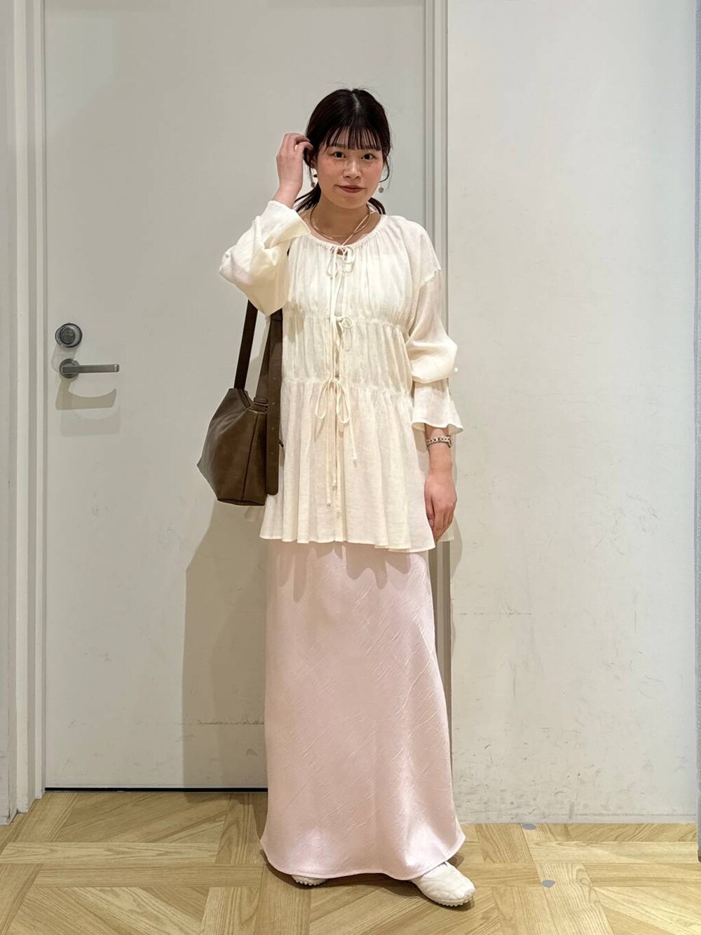 ホワイト系のスニーカー、ホワイト系のシャツ/ブラウス、ホワイト系のキャミソールを着用したレディースの春コーディネートの3枚目の写真