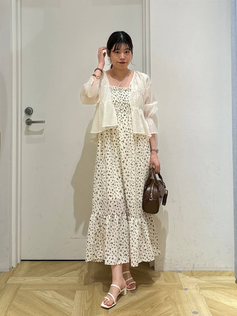 ホワイト系のシャツ/ブラウス、その他のワンピース、ホワイト系のサンダルを着用したレディースの夏コーディネートの2枚目の写真