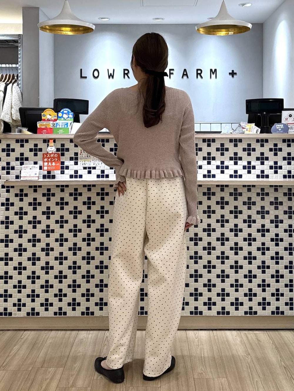 ピンク系のカーディガン/ボレロ、ホワイト系のスウェットパンツを着用したレディースの秋コーディネートの6枚目の写真