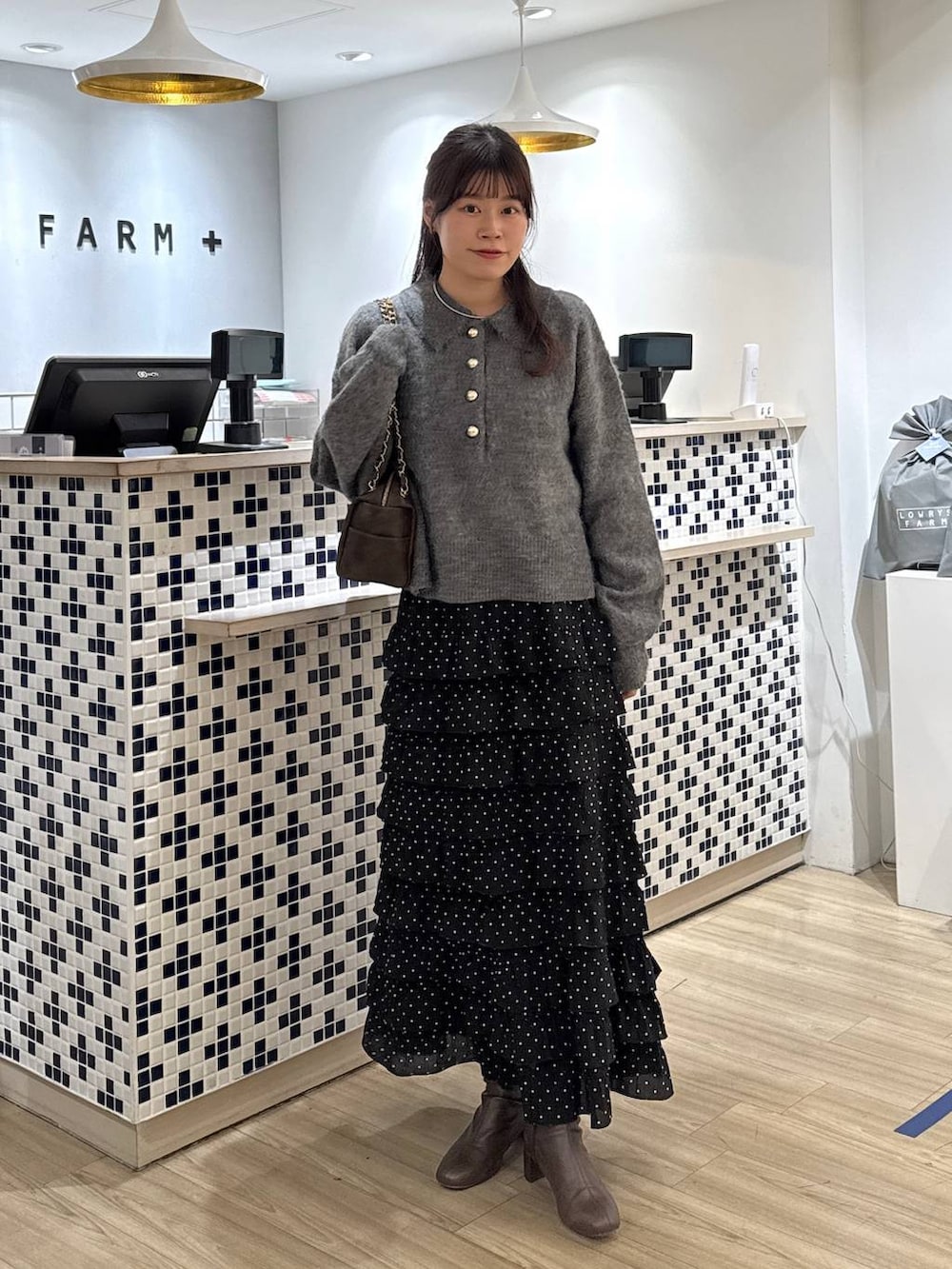 その他のスカート、ブラウン系のブーツ、グレー系のニット/セーターを着用したレディースの冬コーディネートの3枚目の写真