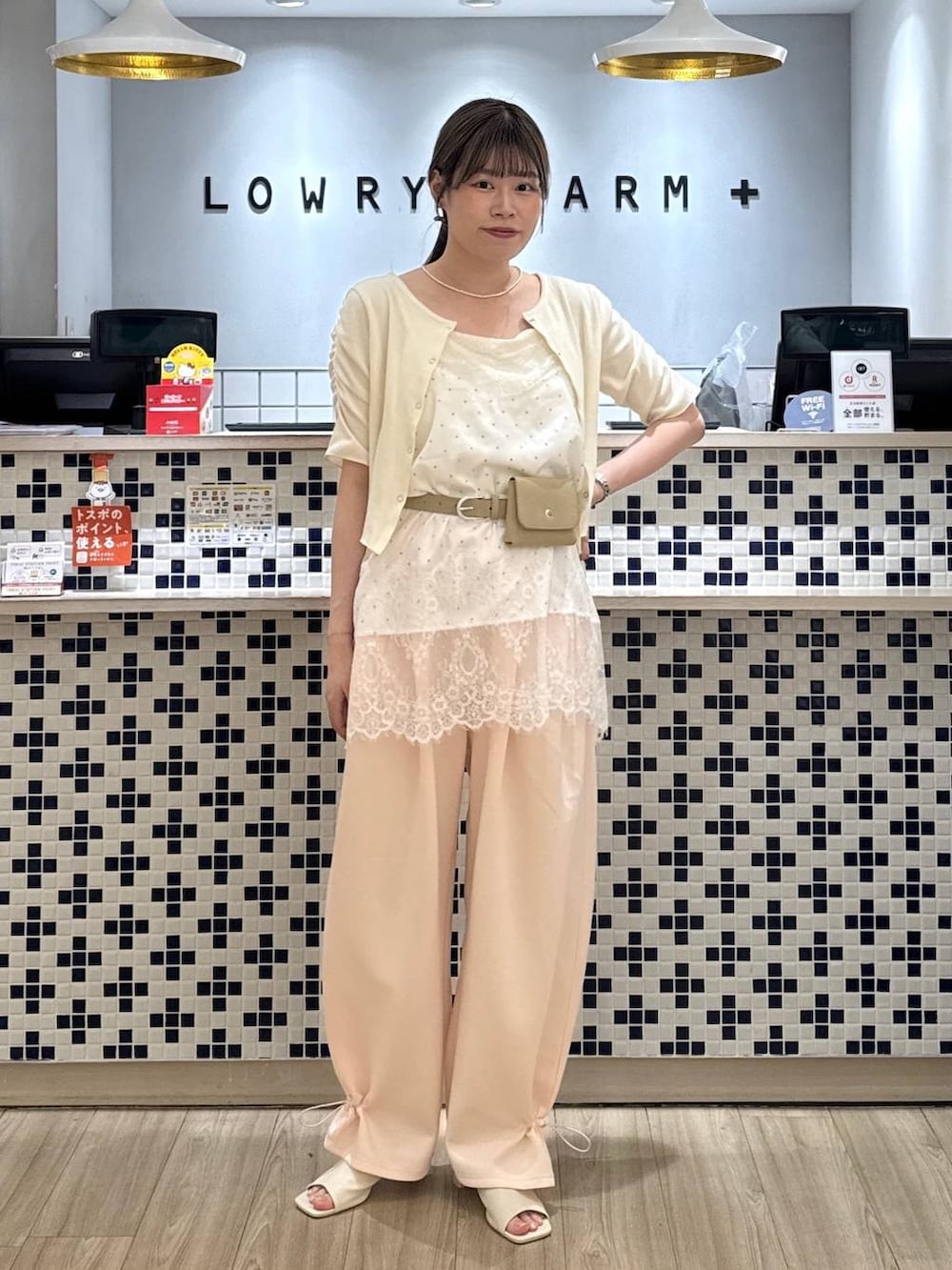 ピンク系のスウェットパンツ、ホワイト系のサンダル、ホワイト系のTシャツ/カットソーを着用したレディースの夏コーディネートの4枚目の写真