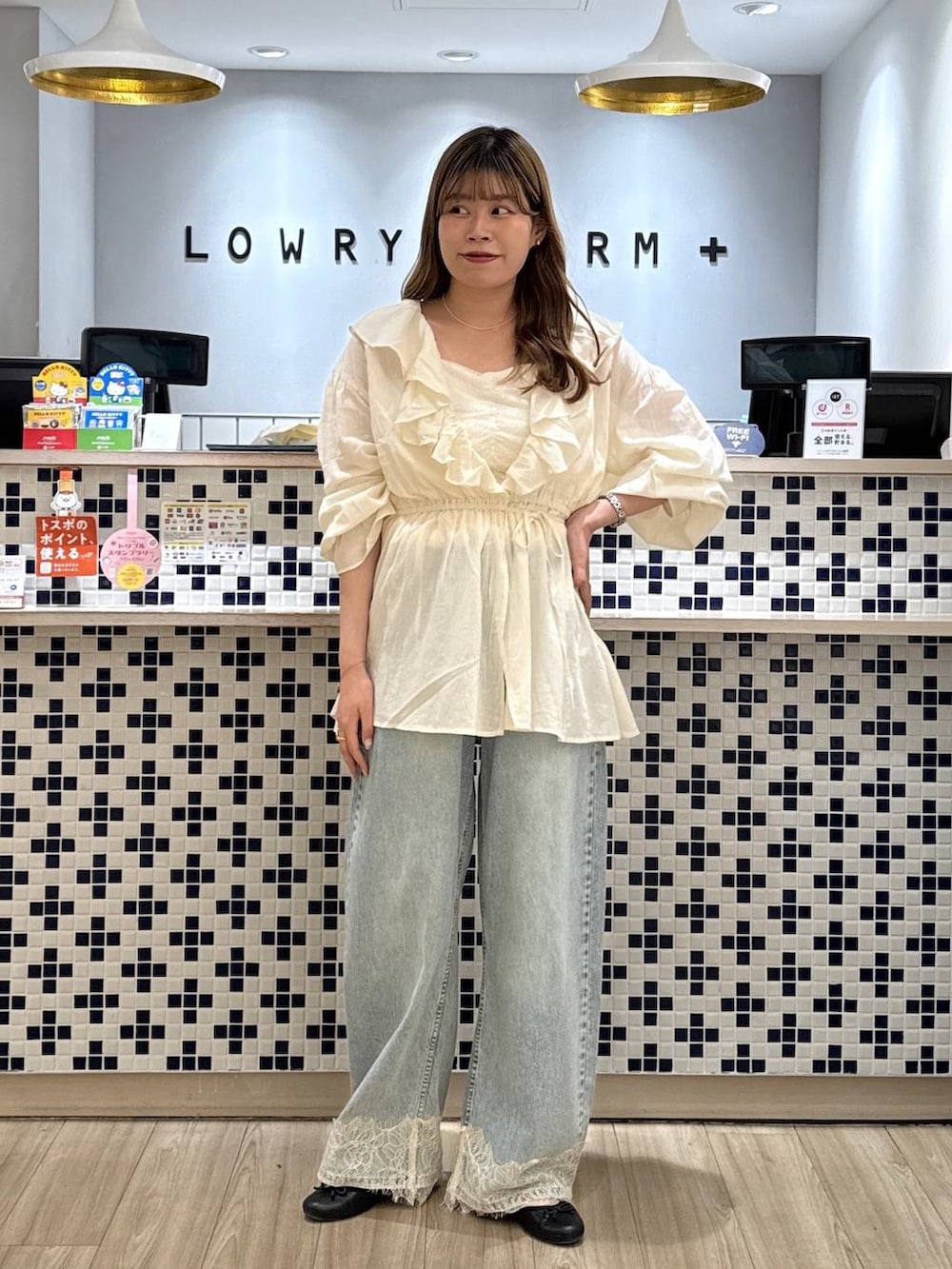 ホワイト系のシャツ/ブラウス、ブルー系のデニムパンツを着用したレディースの秋コーディネートの2枚目の写真