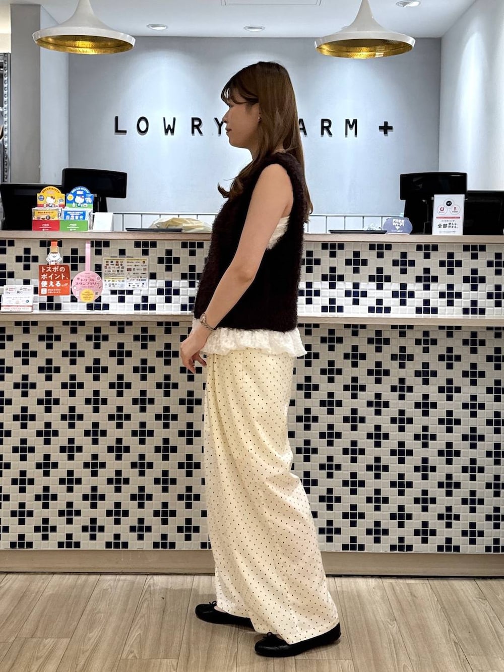 ホワイト系のキャミソール、ホワイト系のその他パンツ、ブラウン系のベストを着用したレディースの秋コーディネートの4枚目の写真