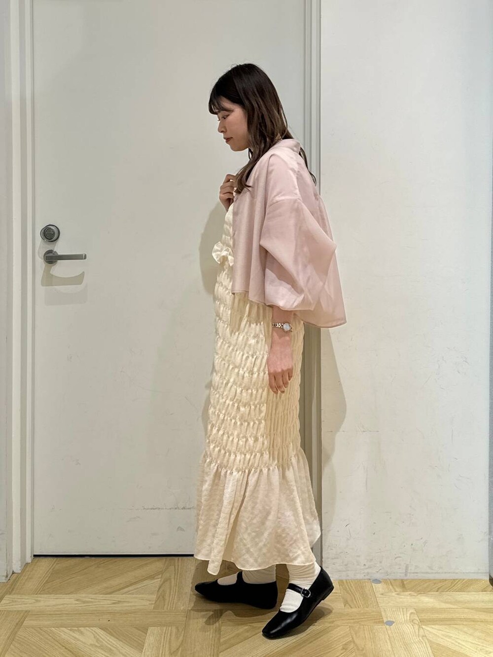 ブラック系のバレエシューズ、ピンク系のシャツ/ブラウス、ベージュ系のワンピースを着用したレディースの春コーディネートの4枚目の写真