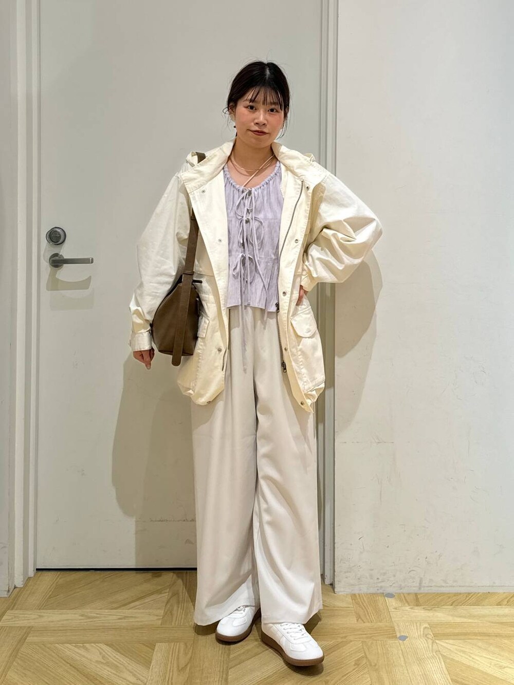 ホワイト系のその他パンツ、ホワイト系のブルゾン、ホワイト系のスニーカーを着用したレディースの春コーディネートの4枚目の写真