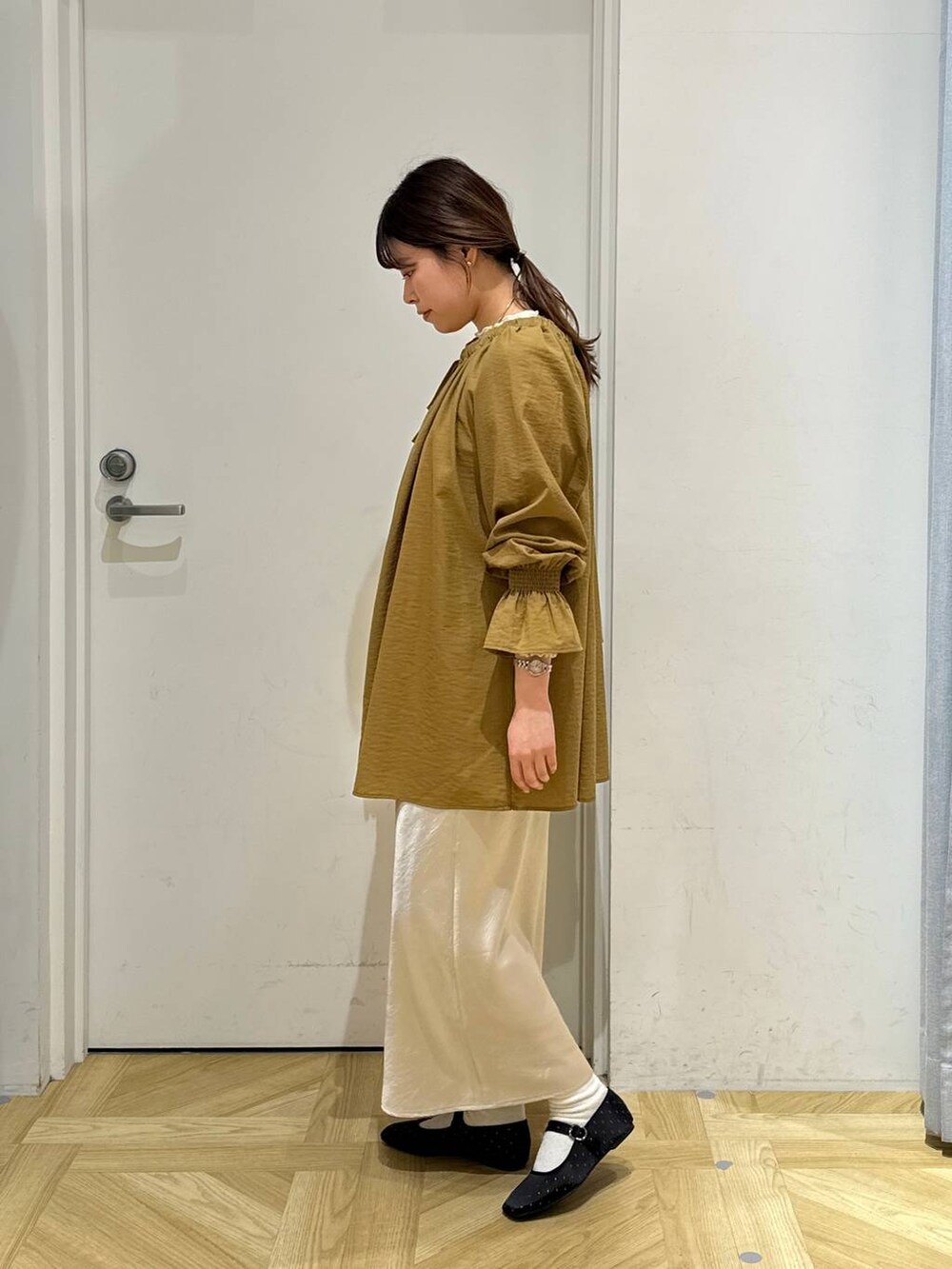 ホワイト系のショルダーバッグ、ホワイト系のTシャツ/カットソー、その他のバレエシューズを着用したレディースの春コーディネートの4枚目の写真