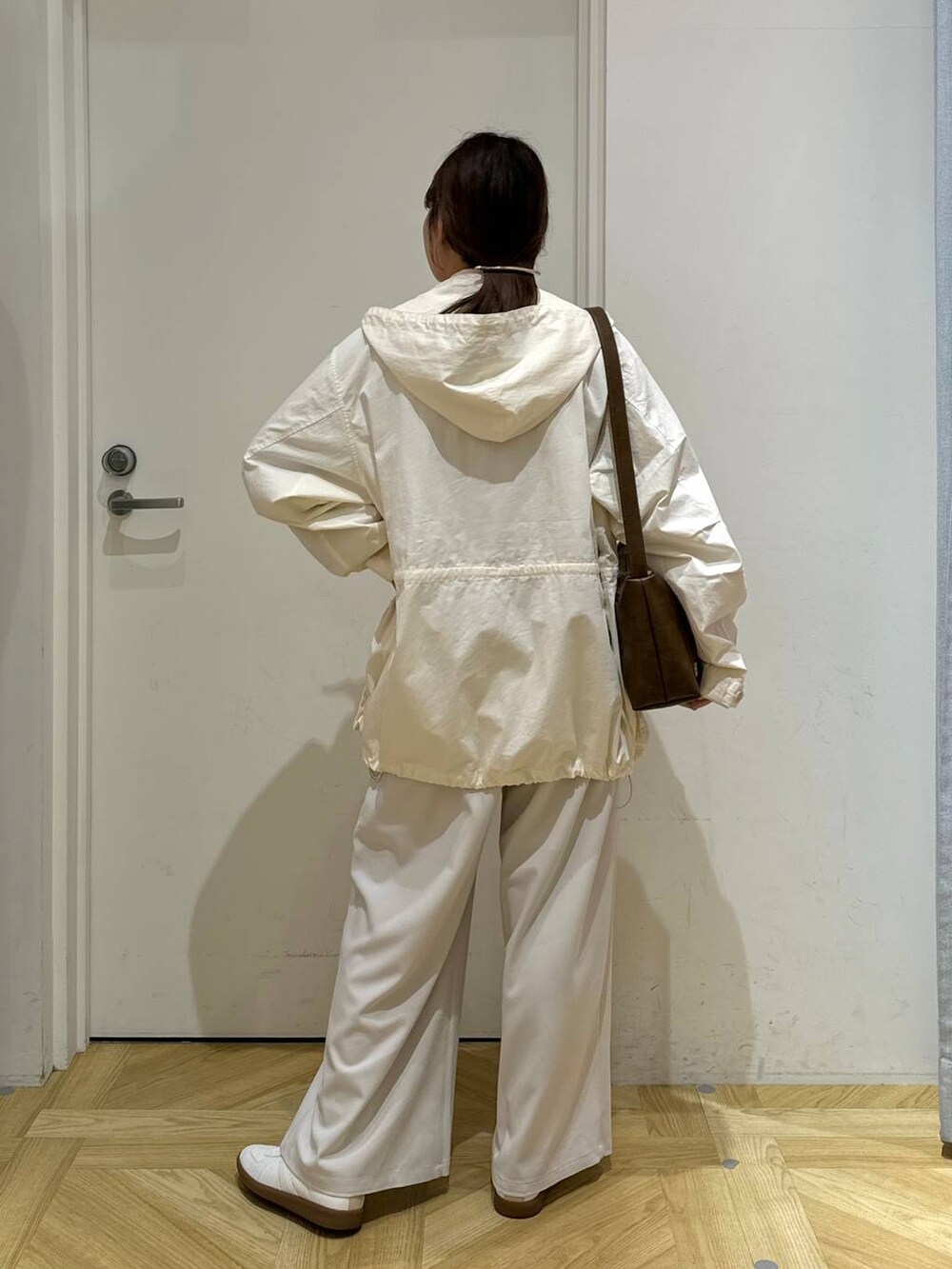 ホワイト系のその他パンツ、ホワイト系のブルゾン、ホワイト系のスニーカーを着用したレディースの春コーディネートの6枚目の写真