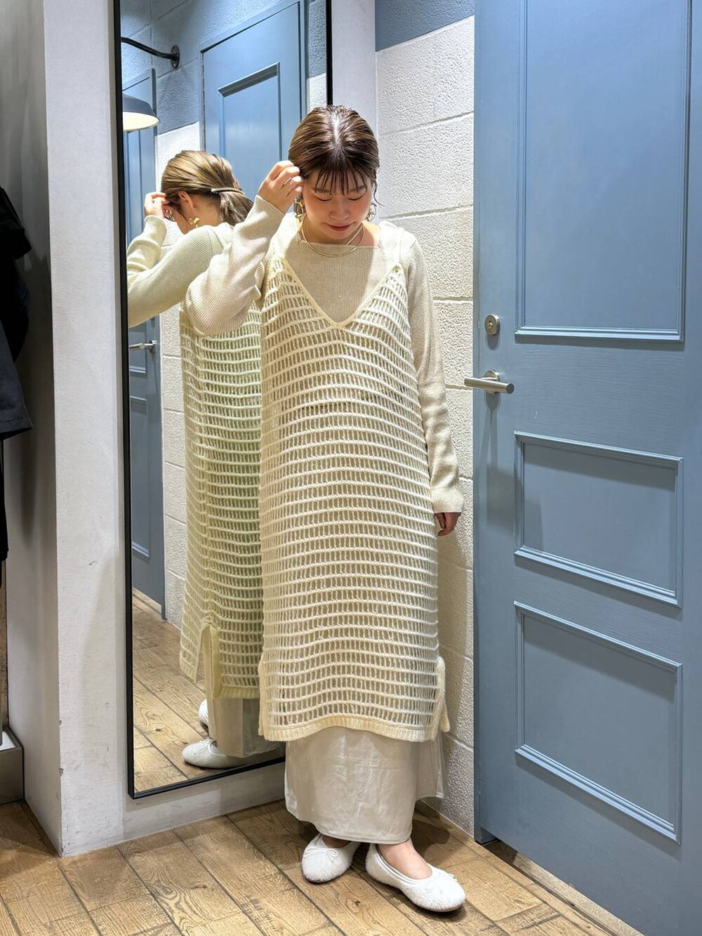 ホワイト系のキャミソール、ホワイト系のスカート、ホワイト系のワンピースを着用したレディースの秋コーディネートの2枚目の写真