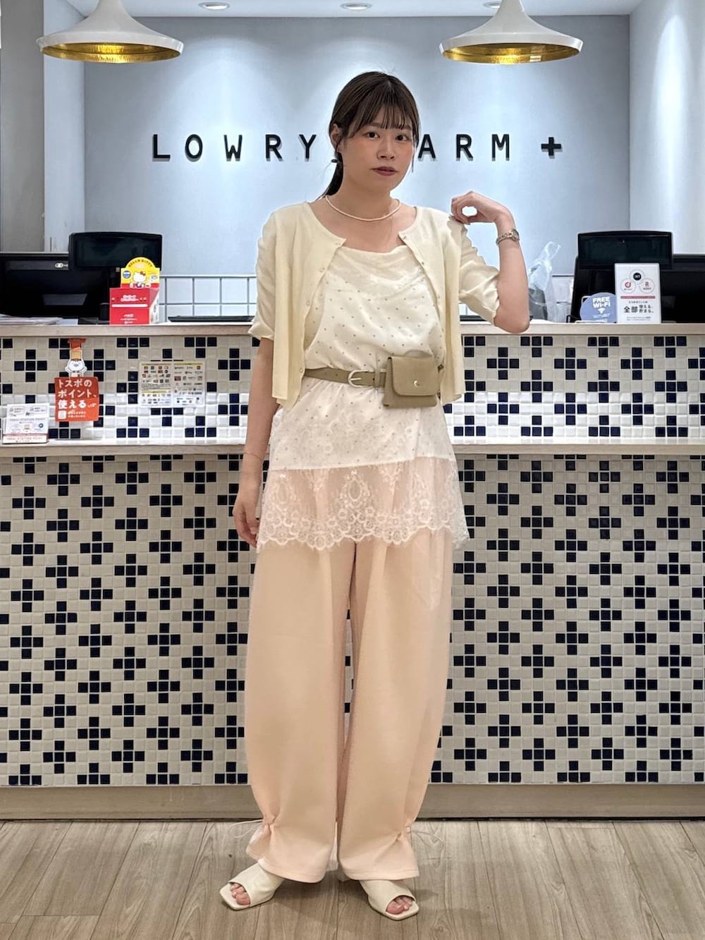 ピンク系のスウェットパンツ、ホワイト系のサンダル、ホワイト系のTシャツ/カットソーを着用したレディースの夏コーディネートの8枚目の写真