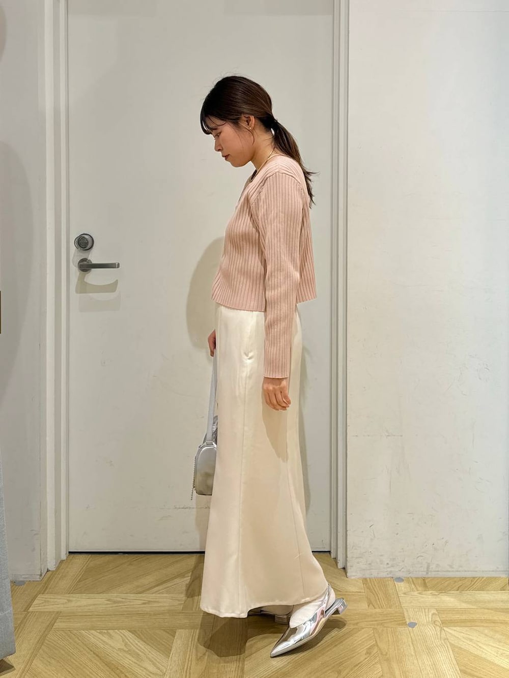 ピンク系のカーディガン/ボレロ、シルバー系のトートバッグ、シルバー系のパンプスを着用したレディースの春コーディネートの4枚目の写真