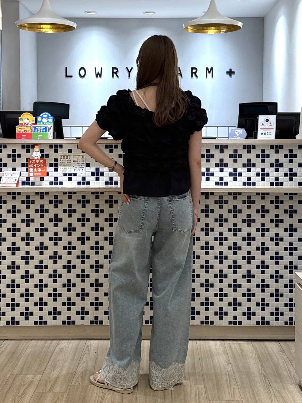 ブラック系のシャツ/ブラウス、ブルー系のデニムパンツ、ホワイト系のサンダルを着用したレディースの夏コーディネートの6枚目の写真