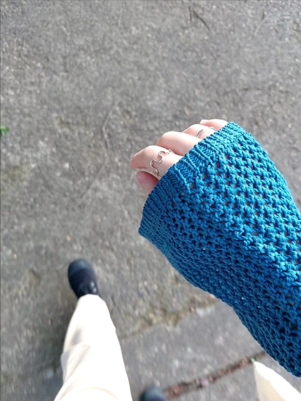 ブルー系のニット/セーター、ホワイト系のTシャツ/カットソーを着用したレディースの秋コーディネートの3枚目の写真