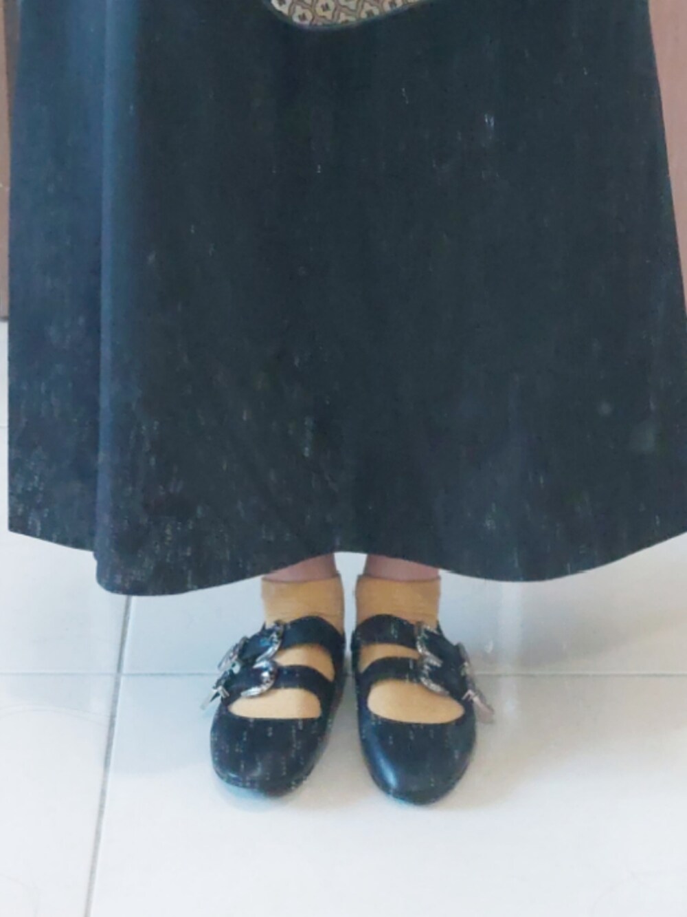 ブラック系のワンピース、オレンジ系のその他トップス、ブラック系のバレエシューズを着用したレディースの秋コーディネートの2枚目の写真