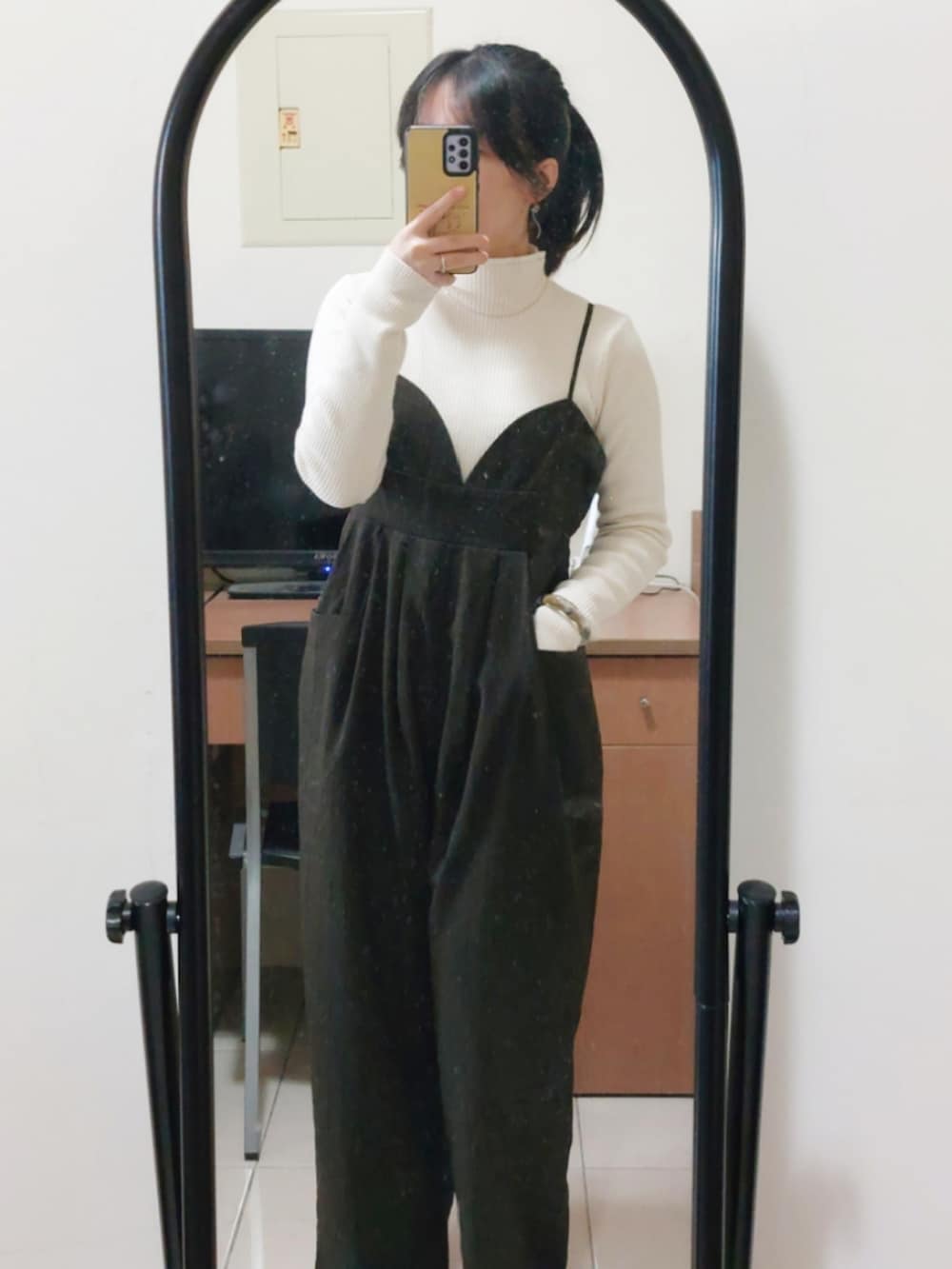 ブラウン系のその他アウター、レッド系のショルダーバッグ、ホワイト系のニット/セーターを着用したレディースの冬コーディネートの3枚目の写真