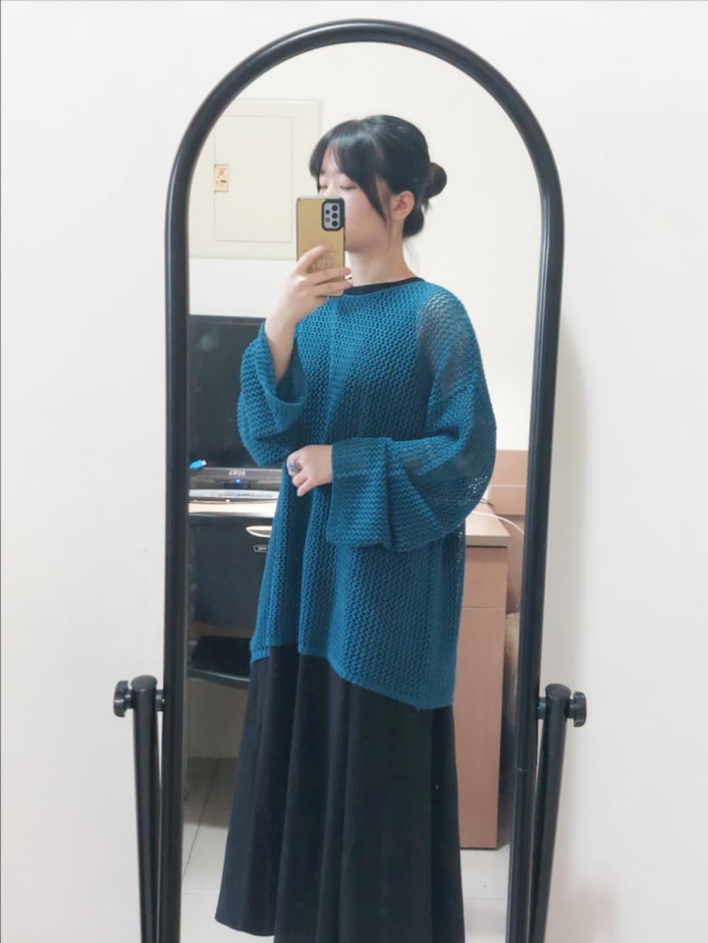 ブルー系のニット/セーター、ブラック系のワンピース、ブラック系のサンダルを着用したレディースの秋コーディネートの2枚目の写真