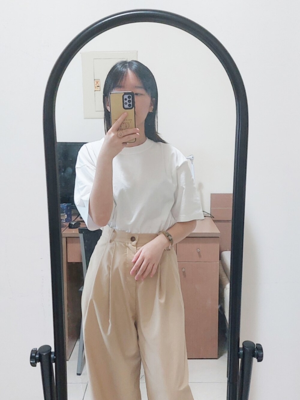 ホワイト系のTシャツ/カットソー、ブラック系のローファー、ベージュ系のブレスレットを着用したレディースの秋コーディネートの2枚目の写真