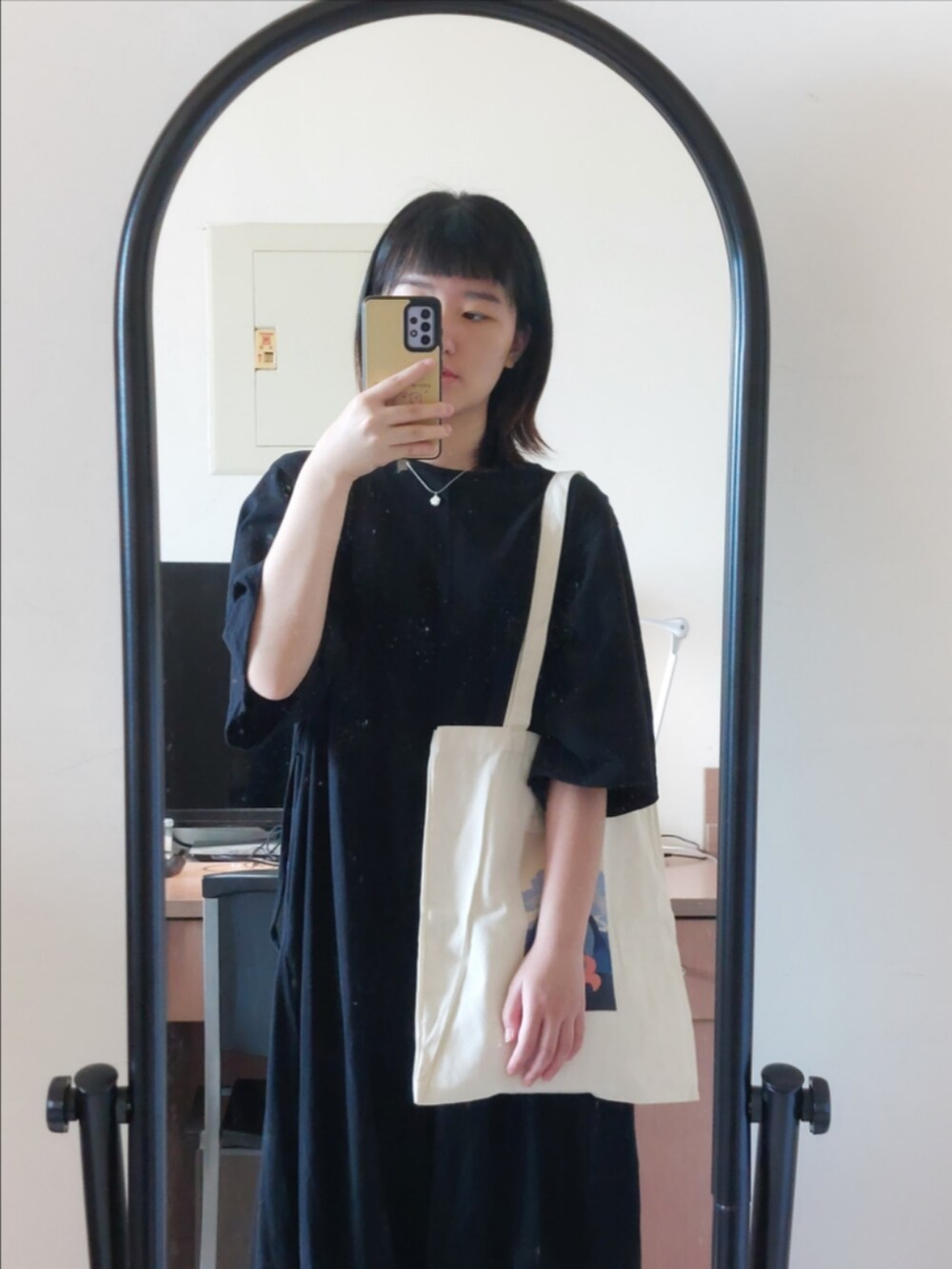 ブラック系のワンピースを着用したレディースの夏コーディネートの2枚目の写真