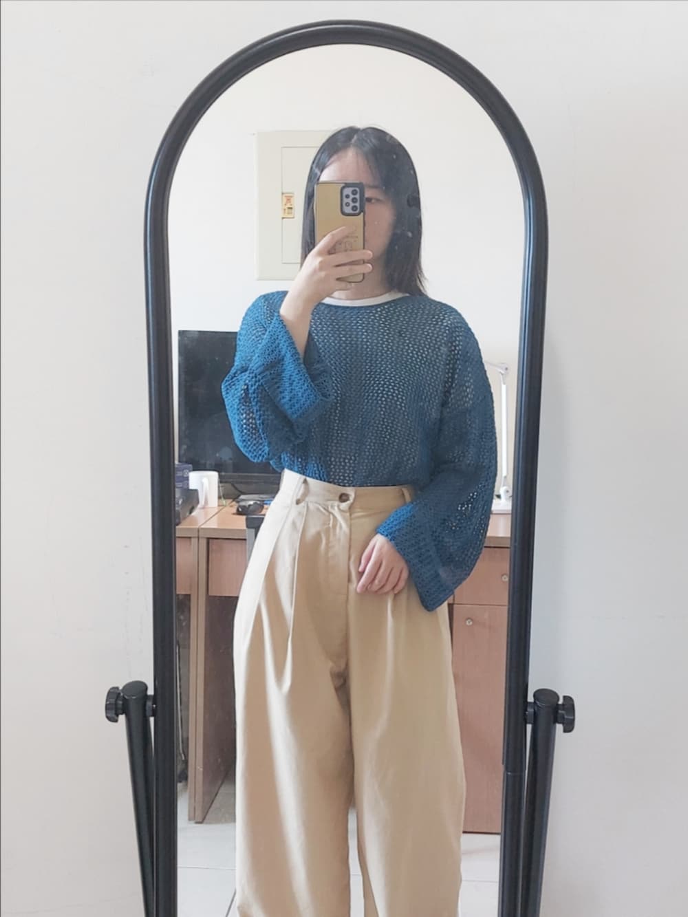 ブルー系のニット/セーター、ホワイト系のTシャツ/カットソーを着用したレディースの秋コーディネートの2枚目の写真