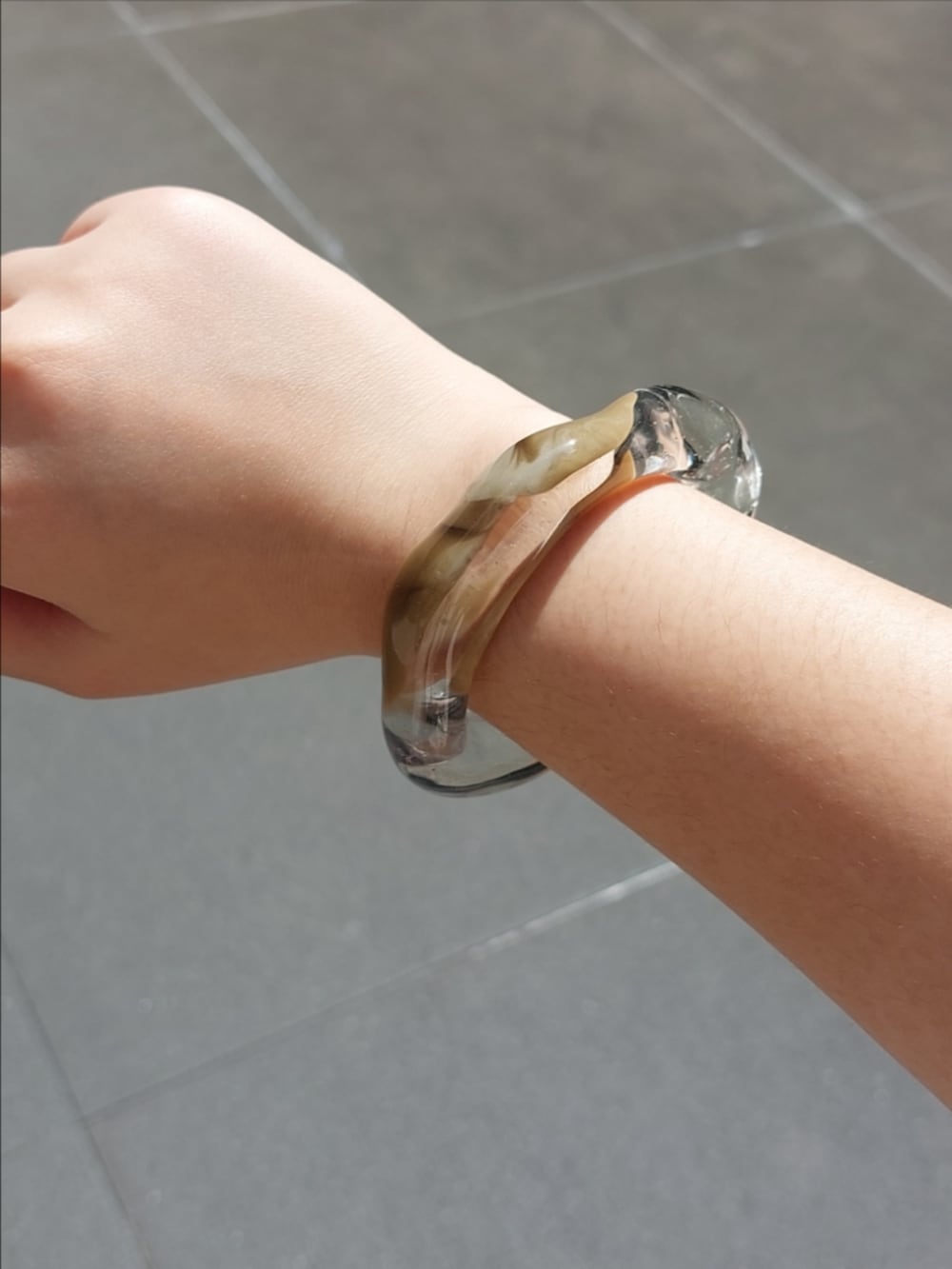 ベージュ系のシャツ/ブラウス、ブラック系のサンダル、ベージュ系のブレスレットを着用したレディースの秋コーディネートの2枚目の写真