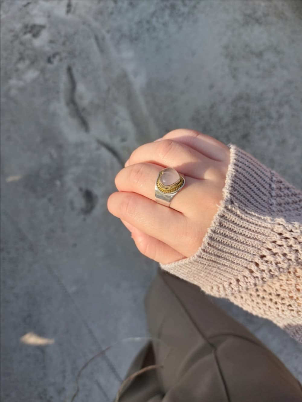 ベージュ系のニット/セーター、グリーン系のスラックス、ブラック系のショルダーバッグを着用したレディースの秋コーディネートの4枚目の写真