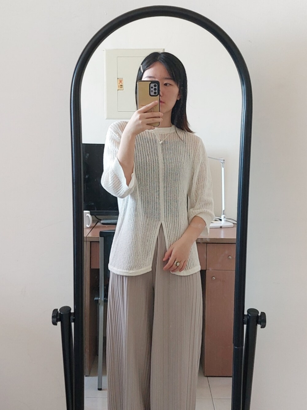 ホワイト系のニット/セーター、パープル系のその他パンツ、ブルー系のキャミソールを着用したレディースの秋コーディネートの2枚目の写真