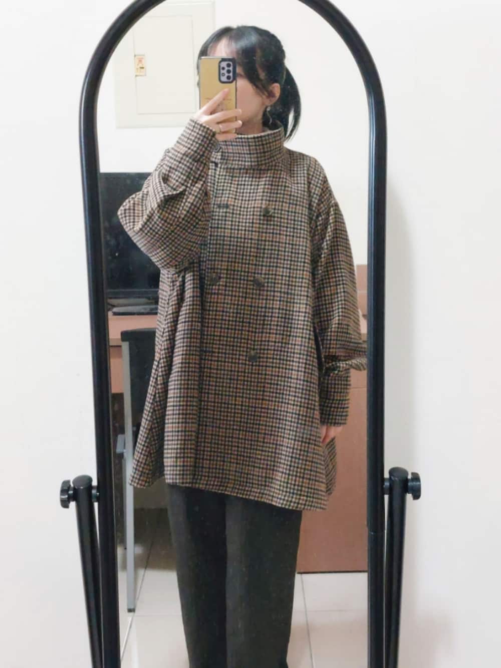 ブラウン系のその他アウター、レッド系のショルダーバッグ、ホワイト系のニット/セーターを着用したレディースの冬コーディネートの4枚目の写真