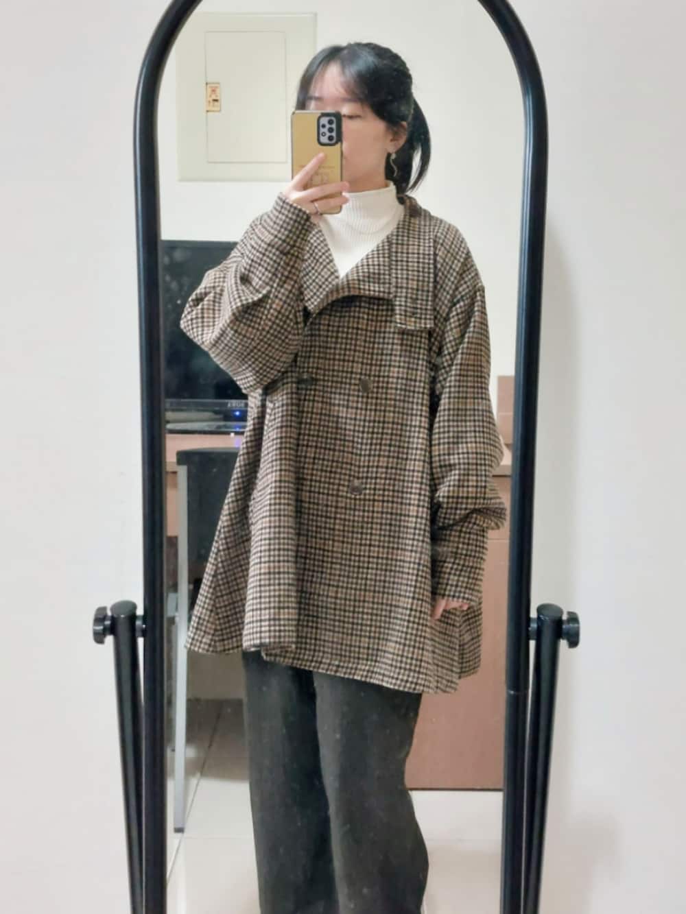 ブラウン系のその他アウター、レッド系のショルダーバッグ、ホワイト系のニット/セーターを着用したレディースの冬コーディネートの2枚目の写真